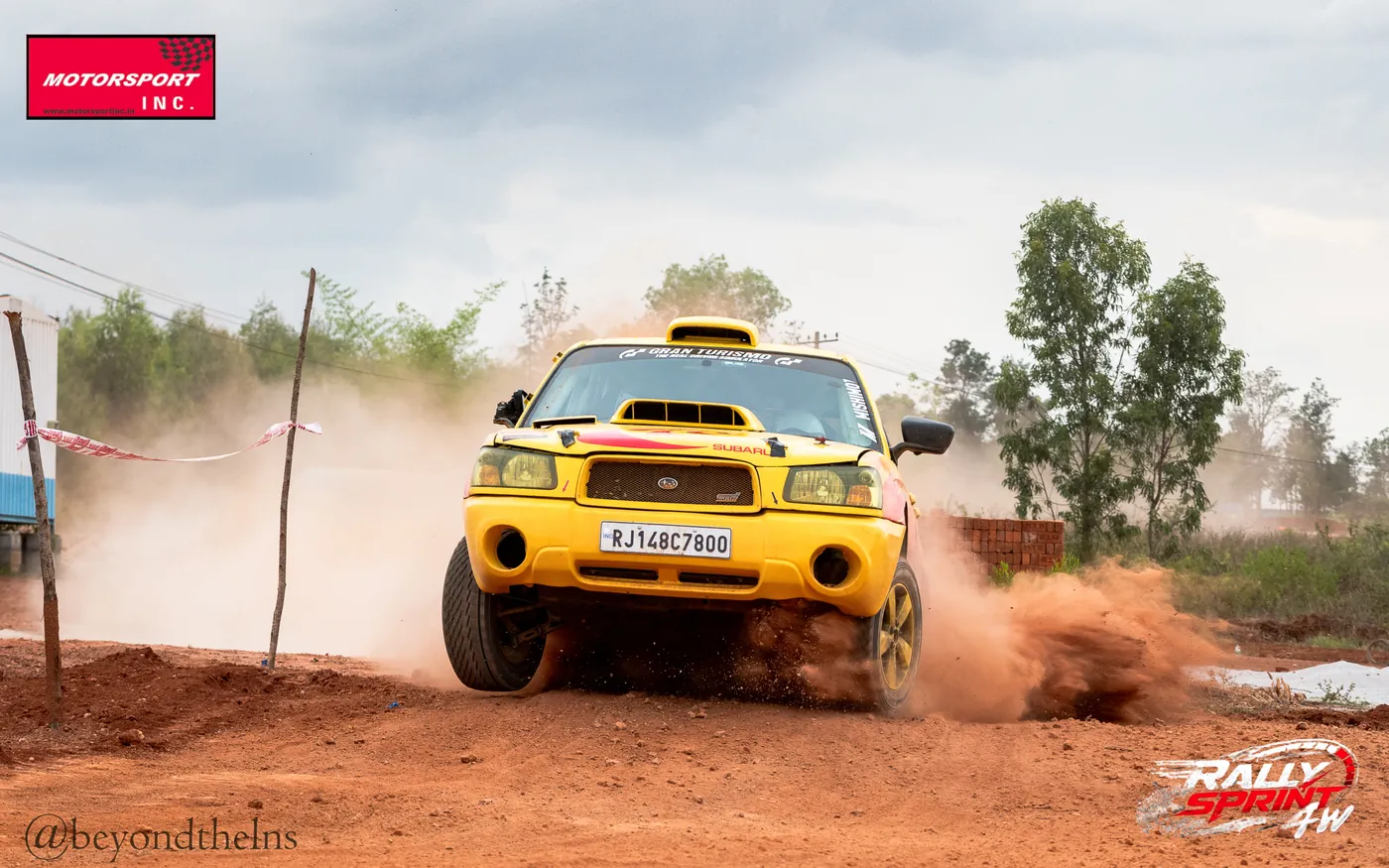 Off-roader kicking up a huge dust plume at Rally Sprint 4W